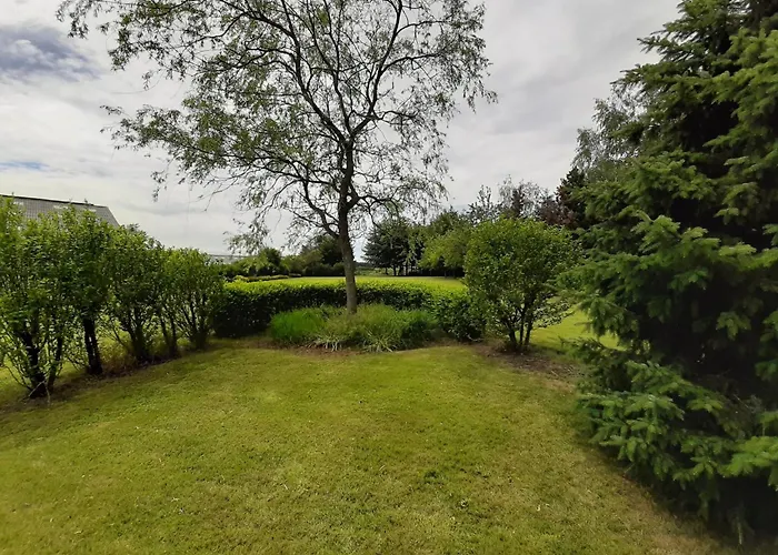 In Peaceful Setting And Large Garden * Рандё